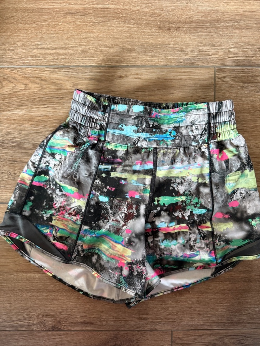 LULULEMON HOTTY HOT HR Shorts 4” 
Color PAINT DRIFT MULTI/GRAPHITE GRAY 
Size 2